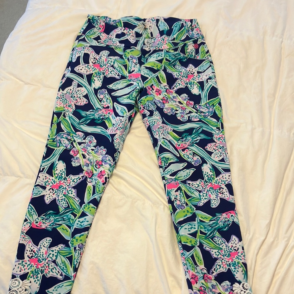 Lilly Pulitzer size 10 navy printed golf pants with lace detailing. luxletic